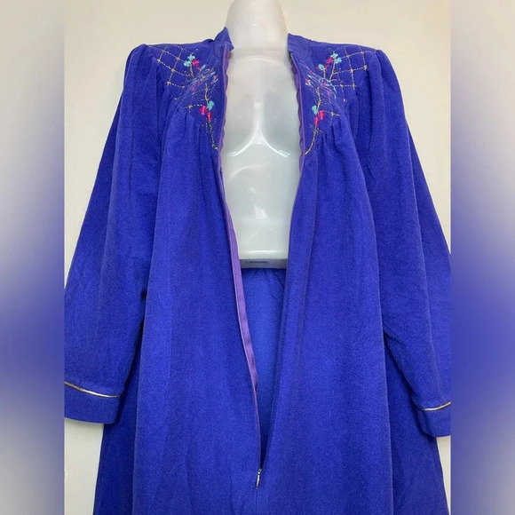 Vintage Vanity Fair Purple Velour Floral Embroidery Long Housecoat Robe size L - Picture 6 of 8